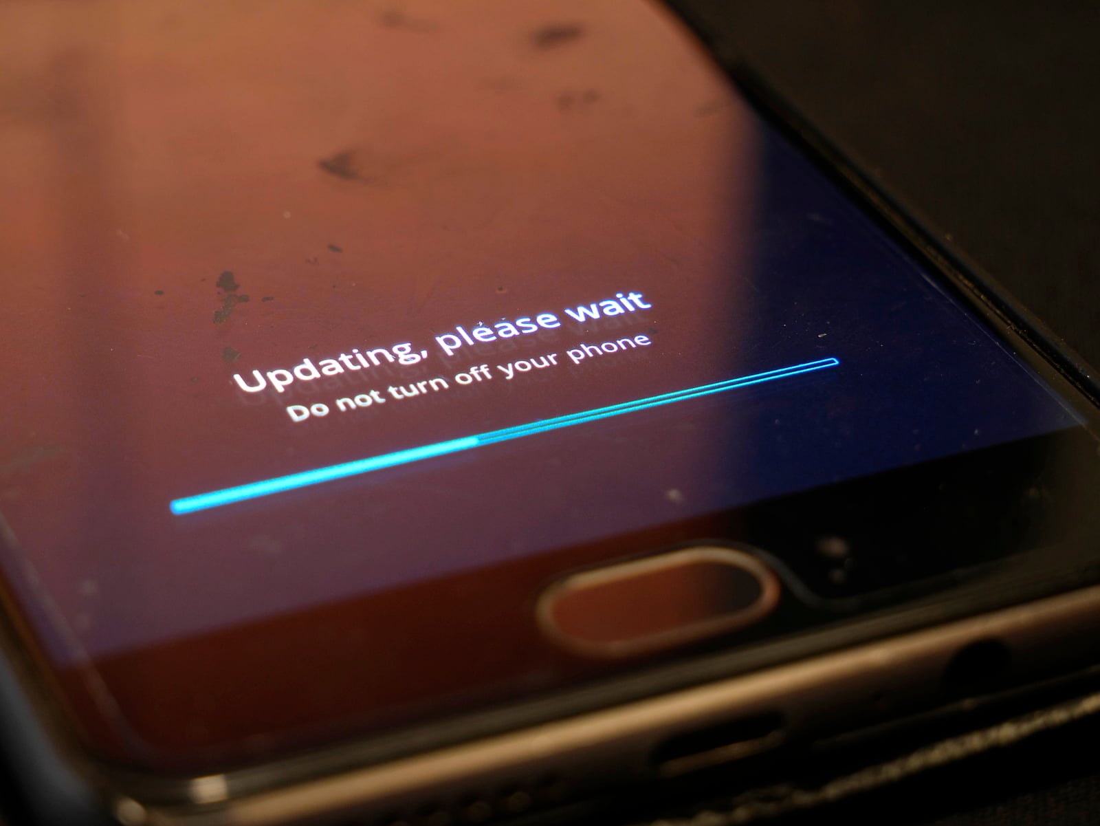 A OnePlus 3 Android phone displaying an installation progress bar in an archive photograph.